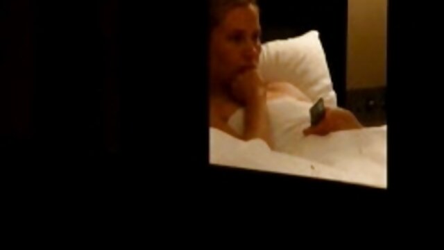 finden Drei sind auf dem Bett mit einem gratis pornos zum download dildo, Spaß